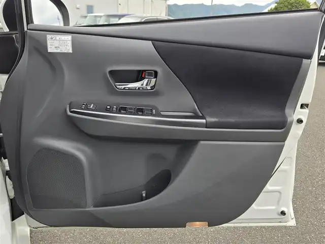トヨタ プリウス α S チューンブラック 鹿児島県 2014(平26)年 9.3万km ホワイトパールクリスタルシャイン 純正ナビ/バックカメラ/ビルトインＥＴＣ/スマートキー/プッシュスタート/本革巻きステアリング/オートライト/ＬＥＤヘッドライト/フルセグＴＶ/ｂｌｕｅｔｏｏｔｈ接続/フルフラットシート/アイドリングストップ/オートエアコン/スマートキー/エンジンスタートボタン/ミュージックプレイヤー接続/純正フロアマット/純正アルミホイール