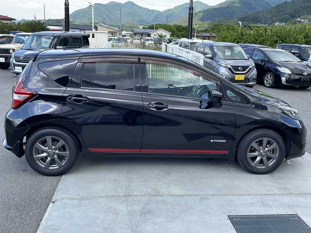 日産 ノート e－パワー メダリスト Bアロー 山梨県 2018(平30)年 6.2万km スーパーブラック 純正ナビ/ＴＶ／ＣＤ／ＤＶＤ／ＢＴ/デジタルインナーミラー/ＥＴＣ/ドラレコ　/アイドリングストップ/クルーズコントロール/コーナーセンサー/レーンキープアシスト　/オートライト/純正フロアマット/プッシュスタート/アイドリングストップ /純正アルミホイール/プッシュスタート/デジタルインナーミラー