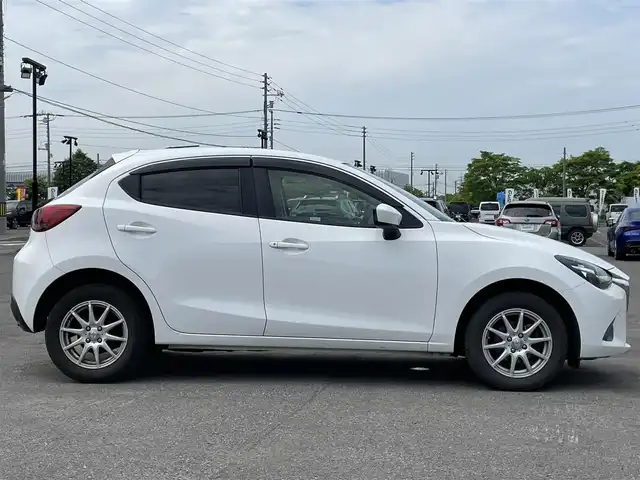 マツダ デミオ 13C 道央・札幌 2015(平27)年 14.7万km アークティックホワイト ４WD/純正メーカーナビ/AM/FM/BT/横滑り防止装置/SPORTMODE/アイドリングストップ/ETC/ステアリングリモコン/プッシュスタート/スマートキー/ハロゲンヘッドライト/ヘッドライトレベライザー/電動格納ミラー/ウィンカーミラー/フロアマット/ドアバイザー/スペアキー