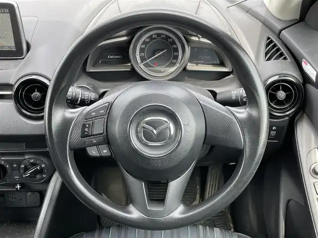 マツダ デミオ 13C 道央・札幌 2015(平27)年 14.7万km アークティックホワイト ４WD/純正メーカーナビ/AM/FM/BT/横滑り防止装置/SPORTMODE/アイドリングストップ/ETC/ステアリングリモコン/プッシュスタート/スマートキー/ハロゲンヘッドライト/ヘッドライトレベライザー/電動格納ミラー/ウィンカーミラー/フロアマット/ドアバイザー/スペアキー