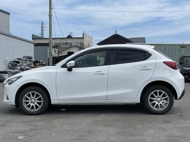 マツダ デミオ 13C 道央・札幌 2015(平27)年 14.7万km アークティックホワイト ４WD/純正メーカーナビ/AM/FM/BT/横滑り防止装置/SPORTMODE/アイドリングストップ/ETC/ステアリングリモコン/プッシュスタート/スマートキー/ハロゲンヘッドライト/ヘッドライトレベライザー/電動格納ミラー/ウィンカーミラー/フロアマット/ドアバイザー/スペアキー