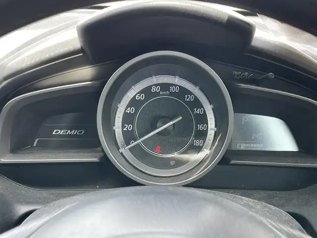マツダ デミオ 13C 道央・札幌 2015(平27)年 14.7万km アークティックホワイト ４WD/純正メーカーナビ/AM/FM/BT/横滑り防止装置/SPORTMODE/アイドリングストップ/ETC/ステアリングリモコン/プッシュスタート/スマートキー/ハロゲンヘッドライト/ヘッドライトレベライザー/電動格納ミラー/ウィンカーミラー/フロアマット/ドアバイザー/スペアキー
