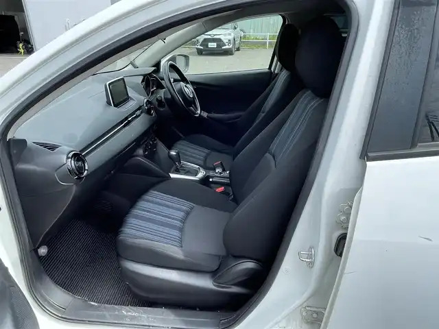 マツダ デミオ 13C 道央・札幌 2015(平27)年 14.7万km アークティックホワイト ４WD/純正メーカーナビ/AM/FM/BT/横滑り防止装置/SPORTMODE/アイドリングストップ/ETC/ステアリングリモコン/プッシュスタート/スマートキー/ハロゲンヘッドライト/ヘッドライトレベライザー/電動格納ミラー/ウィンカーミラー/フロアマット/ドアバイザー/スペアキー