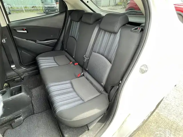 マツダ デミオ 13C 道央・札幌 2015(平27)年 14.7万km アークティックホワイト ４WD/純正メーカーナビ/AM/FM/BT/横滑り防止装置/SPORTMODE/アイドリングストップ/ETC/ステアリングリモコン/プッシュスタート/スマートキー/ハロゲンヘッドライト/ヘッドライトレベライザー/電動格納ミラー/ウィンカーミラー/フロアマット/ドアバイザー/スペアキー