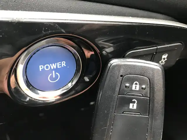 トヨタ プリウス A 富山県 2015(平27)年 6.9万km スティールブロンドM 純正９型ナビ/フルセグＴＶ／Ｂｌｕｅｔｏｏｔｈ/レーダークルーズコントロール/バックカメラ/セーフティセンス/レーンキープアシスト/ヘッドアップディスプレイ/純正ＡＷ１５インチ/ドライブレコーダー/オートマチックハイビーム/革巻きステアリング/コーナーセンサー/スマートキー/プッシュスタート/横滑り防止装置/W＋サイドエアバック/カーテンエアバック