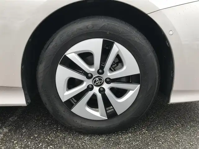 トヨタ プリウス A 富山県 2015(平27)年 6.9万km スティールブロンドM 純正９型ナビ/フルセグＴＶ／Ｂｌｕｅｔｏｏｔｈ/レーダークルーズコントロール/バックカメラ/セーフティセンス/レーンキープアシスト/ヘッドアップディスプレイ/純正ＡＷ１５インチ/ドライブレコーダー/オートマチックハイビーム/革巻きステアリング/コーナーセンサー/スマートキー/プッシュスタート/横滑り防止装置/W＋サイドエアバック/カーテンエアバック