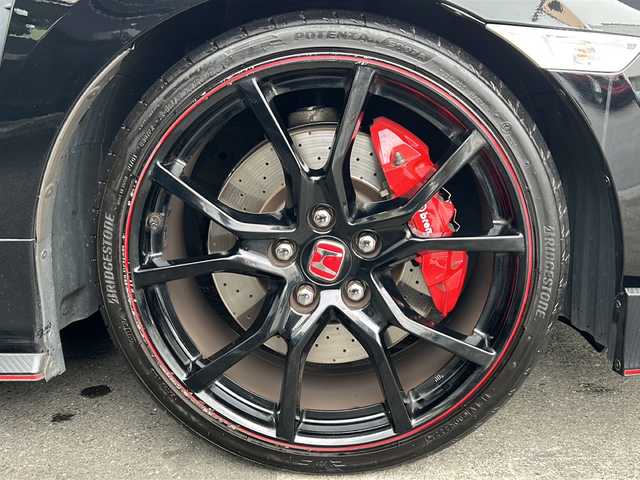 ホンダ シビック タイプR 京都府 2018(平30)年 3万km クリスタルブラックパール ６ＭＴ　/純正ギャザーズＳＤナビ/（VXM-185VFi）/AM/FM/CD/DVD再生機能/Apple CarPlay/AUX/iPod/Bluetooth/フルセグＴＶ/（走行視聴不可）/バックカメラ/純正フルエアロ/クルーズコントロール/ブレンボブレーキ/純正20インチホイール/バニティミラー/レグマッチシステム/ブレーキホールド/LEDヘッドライト/オートライト/フォグライト/社外デジタルミラー型ドライブレコーダー/前後コーナーセンサー/純正フロアマット/ステアリングスイッチ/電動格納ミラー/スペアキー1本/ダブルエアバッグ/サイドエアバッグ/カーテンエアバッグ/ABS/横滑り防止装置/盗難防止装置