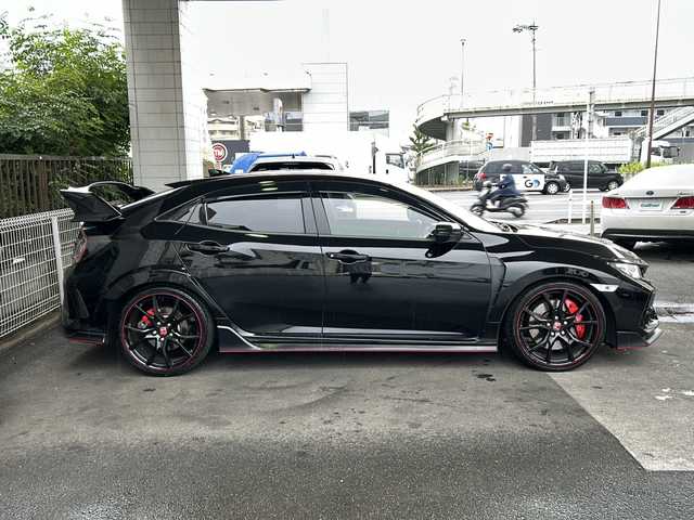 ホンダ シビック タイプR 京都府 2018(平30)年 3万km クリスタルブラックパール ６ＭＴ　/純正ギャザーズＳＤナビ/（VXM-185VFi）/AM/FM/CD/DVD再生機能/Apple CarPlay/AUX/iPod/Bluetooth/フルセグＴＶ/（走行視聴不可）/バックカメラ/純正フルエアロ/クルーズコントロール/ブレンボブレーキ/純正20インチホイール/バニティミラー/レグマッチシステム/ブレーキホールド/LEDヘッドライト/オートライト/フォグライト/社外デジタルミラー型ドライブレコーダー/前後コーナーセンサー/純正フロアマット/ステアリングスイッチ/電動格納ミラー/スペアキー1本/ダブルエアバッグ/サイドエアバッグ/カーテンエアバッグ/ABS/横滑り防止装置/盗難防止装置