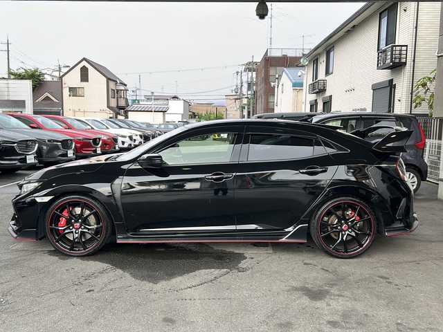 ホンダ シビック タイプR 京都府 2018(平30)年 3万km クリスタルブラックパール ６ＭＴ　/純正ギャザーズＳＤナビ/（VXM-185VFi）/AM/FM/CD/DVD再生機能/Apple CarPlay/AUX/iPod/Bluetooth/フルセグＴＶ/（走行視聴不可）/バックカメラ/純正フルエアロ/クルーズコントロール/ブレンボブレーキ/純正20インチホイール/バニティミラー/レグマッチシステム/ブレーキホールド/LEDヘッドライト/オートライト/フォグライト/社外デジタルミラー型ドライブレコーダー/前後コーナーセンサー/純正フロアマット/ステアリングスイッチ/電動格納ミラー/スペアキー1本/ダブルエアバッグ/サイドエアバッグ/カーテンエアバッグ/ABS/横滑り防止装置/盗難防止装置