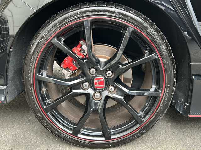 ホンダ シビック タイプR 京都府 2018(平30)年 3万km クリスタルブラックパール ６ＭＴ　/純正ギャザーズＳＤナビ/（VXM-185VFi）/AM/FM/CD/DVD再生機能/Apple CarPlay/AUX/iPod/Bluetooth/フルセグＴＶ/（走行視聴不可）/バックカメラ/純正フルエアロ/クルーズコントロール/ブレンボブレーキ/純正20インチホイール/バニティミラー/レグマッチシステム/ブレーキホールド/LEDヘッドライト/オートライト/フォグライト/社外デジタルミラー型ドライブレコーダー/前後コーナーセンサー/純正フロアマット/ステアリングスイッチ/電動格納ミラー/スペアキー1本/ダブルエアバッグ/サイドエアバッグ/カーテンエアバッグ/ABS/横滑り防止装置/盗難防止装置
