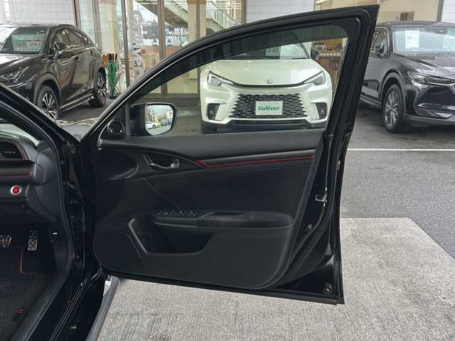 ホンダ シビック タイプR 京都府 2018(平30)年 3万km クリスタルブラックパール ６ＭＴ　/純正ギャザーズＳＤナビ/（VXM-185VFi）/AM/FM/CD/DVD再生機能/Apple CarPlay/AUX/iPod/Bluetooth/フルセグＴＶ/（走行視聴不可）/バックカメラ/純正フルエアロ/クルーズコントロール/ブレンボブレーキ/純正20インチホイール/バニティミラー/レグマッチシステム/ブレーキホールド/LEDヘッドライト/オートライト/フォグライト/社外デジタルミラー型ドライブレコーダー/前後コーナーセンサー/純正フロアマット/ステアリングスイッチ/電動格納ミラー/スペアキー1本/ダブルエアバッグ/サイドエアバッグ/カーテンエアバッグ/ABS/横滑り防止装置/盗難防止装置