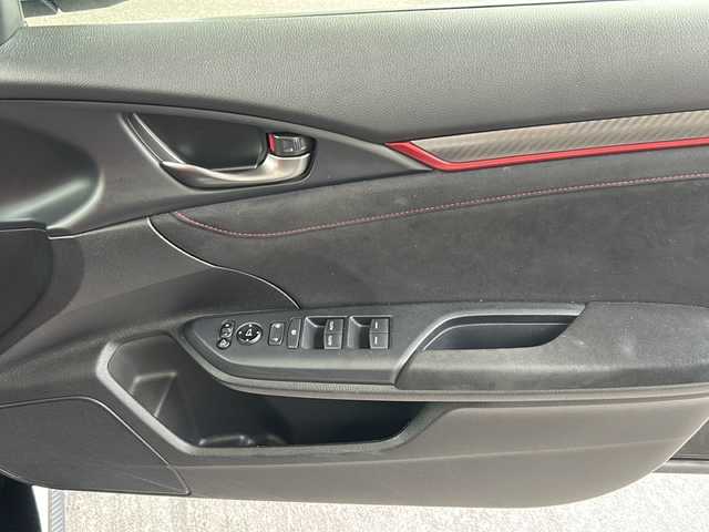 ホンダ シビック タイプR 京都府 2018(平30)年 3万km クリスタルブラックパール ６ＭＴ　/純正ギャザーズＳＤナビ/（VXM-185VFi）/AM/FM/CD/DVD再生機能/Apple CarPlay/AUX/iPod/Bluetooth/フルセグＴＶ/（走行視聴不可）/バックカメラ/純正フルエアロ/クルーズコントロール/ブレンボブレーキ/純正20インチホイール/バニティミラー/レグマッチシステム/ブレーキホールド/LEDヘッドライト/オートライト/フォグライト/社外デジタルミラー型ドライブレコーダー/前後コーナーセンサー/純正フロアマット/ステアリングスイッチ/電動格納ミラー/スペアキー1本/ダブルエアバッグ/サイドエアバッグ/カーテンエアバッグ/ABS/横滑り防止装置/盗難防止装置