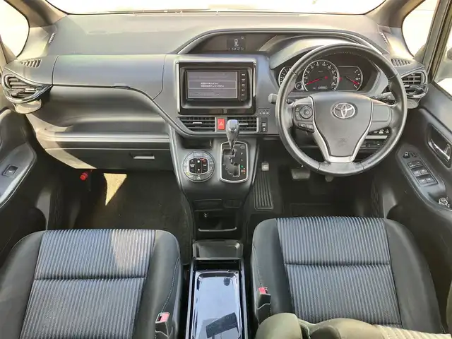 トヨタ ヴォクシー ZS 煌 静岡県 2015(平27)年 7万km ブラック エンジンスタートボタン/取扱説明書/アイドリングストップ/パワーステアリング/パワーウィンドウ/スマートキー/オートエアコン/純正ETC/バックカメラ/純正ナビ(CD/DVD/BT/フルセグ)/三列シート/ウォークスルー/純正フロアマット/純正アルミホイール/両側パワースライドドア/ABS/横滑り防止装置/オートライト/LEDヘッドライト/Wエアバック/リモートスターター/車高調