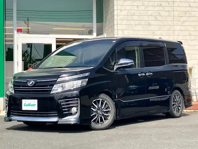 トヨタ ヴォクシー ZS 煌 静岡県 2015(平27)年 7万km ブラック エンジンスタートボタン/取扱説明書/アイドリングストップ/パワーステアリング/パワーウィンドウ/スマートキー/オートエアコン/純正ETC/バックカメラ/純正ナビ(CD/DVD/BT/フルセグ)/三列シート/ウォークスルー/純正フロアマット/純正アルミホイール/両側パワースライドドア/ABS/横滑り防止装置/オートライト/LEDヘッドライト/Wエアバック/リモートスターター/車高調