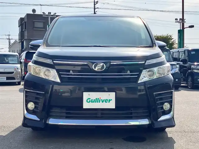 トヨタ ヴォクシー ZS 煌 静岡県 2015(平27)年 7万km ブラック エンジンスタートボタン/取扱説明書/アイドリングストップ/パワーステアリング/パワーウィンドウ/スマートキー/オートエアコン/純正ETC/バックカメラ/純正ナビ(CD/DVD/BT/フルセグ)/三列シート/ウォークスルー/純正フロアマット/純正アルミホイール/両側パワースライドドア/ABS/横滑り防止装置/オートライト/LEDヘッドライト/Wエアバック/リモートスターター/車高調