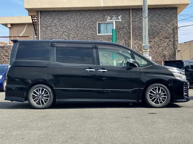 トヨタ ヴォクシー ZS 煌 静岡県 2015(平27)年 7万km ブラック エンジンスタートボタン/取扱説明書/アイドリングストップ/パワーステアリング/パワーウィンドウ/スマートキー/オートエアコン/純正ETC/バックカメラ/純正ナビ(CD/DVD/BT/フルセグ)/三列シート/ウォークスルー/純正フロアマット/純正アルミホイール/両側パワースライドドア/ABS/横滑り防止装置/オートライト/LEDヘッドライト/Wエアバック/リモートスターター/車高調