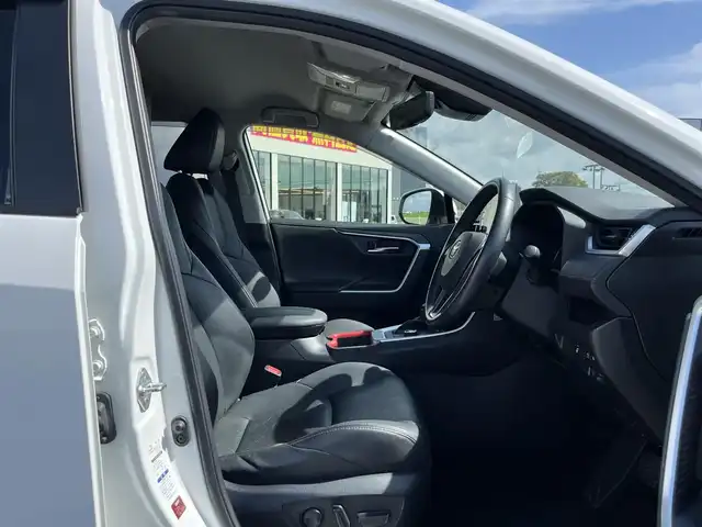 トヨタ ＲＡＶ４ アドベンチャー オフロードPKG 鳥取県 2022(令4)年 3.9万km スーパーホワイトⅡ ワンオーナー/４・W・D/純正ディスプレイオーディオ/フルセグ/BT/USB/全方位カメラ・ETC/運転席パワーシート/前席シートヒーター/エアシート/トヨタセーフティセンス/レーダークルーズコントロール/レーンキープアシスト/デジタルインナーミラー/LEDヘットライト/LEDフォグライト/純正18インチアルミホイール/プッシュエンジンスタート/フロアマット/ドアバイザー/保証書/取扱説明書/スペアキー