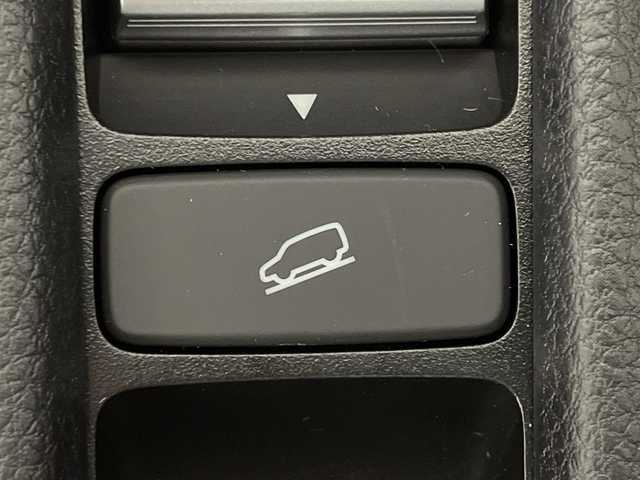 ホンダ ヴェゼル ハイブリッド e:HEV Z 神奈川県 2025(令7)年 0.1千km クリスタルブラックパール 登録済未使用車/Honda CONNECTディスプレイ/純正ナビ/純正ETC2.0車載器/フルセグ　Bluetooth　USB　AppleCarPlay　Androidauto/バックカメラ/ワイヤレス充電器/フロントグリルベルリナブラック/ホンダセンシング/衝突軽減ブレーキ/誤発進抑制機能/後方誤発進抑制機能/近距離衝突軽減ブレーキ/歩行者事故低減ステアリング/路外逸脱抑制機能/渋滞追従付アダブティブクルーズコントロール/車線維持支援システム/先行車発進お知らせ機能/標識認識機能/オートハイビーム/パーキングセンサーシステム/トラフィックジャムアシスト/アダブティブドライビングビーム/ブラインドスポットインフォメーション/前後ソナー/革巻きステアリング/パドルシフト/ステアリングヒーター/合皮/ファブリックコンビシート/前席シートバックポケット/前席シートヒーター/ダウンヒルアシストコントロール/電動パーキングブレーキ/オートブレーキホールド/プッシュスタート/スマートキー/純正18インチアルミホイール/LEDヘッド/フォグランプ