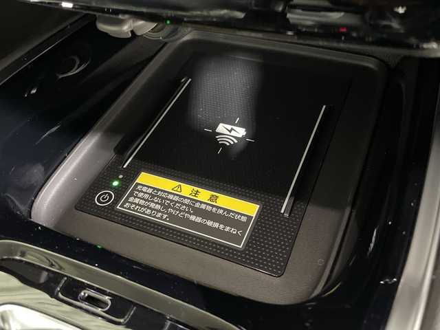 ホンダ ヴェゼル ハイブリッド e:HEV Z 神奈川県 2025(令7)年 0.1千km クリスタルブラックパール 登録済未使用車/Honda CONNECTディスプレイ/純正ナビ/純正ETC2.0車載器/フルセグ　Bluetooth　USB　AppleCarPlay　Androidauto/バックカメラ/ワイヤレス充電器/フロントグリルベルリナブラック/ホンダセンシング/衝突軽減ブレーキ/誤発進抑制機能/後方誤発進抑制機能/近距離衝突軽減ブレーキ/歩行者事故低減ステアリング/路外逸脱抑制機能/渋滞追従付アダブティブクルーズコントロール/車線維持支援システム/先行車発進お知らせ機能/標識認識機能/オートハイビーム/パーキングセンサーシステム/トラフィックジャムアシスト/アダブティブドライビングビーム/ブラインドスポットインフォメーション/前後ソナー/革巻きステアリング/パドルシフト/ステアリングヒーター/合皮/ファブリックコンビシート/前席シートバックポケット/前席シートヒーター/ダウンヒルアシストコントロール/電動パーキングブレーキ/オートブレーキホールド/プッシュスタート/スマートキー/純正18インチアルミホイール/LEDヘッド/フォグランプ