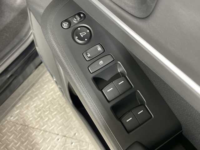 ホンダ ヴェゼル ハイブリッド e:HEV Z 神奈川県 2025(令7)年 0.1千km クリスタルブラックパール 登録済未使用車/Honda CONNECTディスプレイ/純正ナビ/純正ETC2.0車載器/フルセグ　Bluetooth　USB　AppleCarPlay　Androidauto/バックカメラ/ワイヤレス充電器/フロントグリルベルリナブラック/ホンダセンシング/衝突軽減ブレーキ/誤発進抑制機能/後方誤発進抑制機能/近距離衝突軽減ブレーキ/歩行者事故低減ステアリング/路外逸脱抑制機能/渋滞追従付アダブティブクルーズコントロール/車線維持支援システム/先行車発進お知らせ機能/標識認識機能/オートハイビーム/パーキングセンサーシステム/トラフィックジャムアシスト/アダブティブドライビングビーム/ブラインドスポットインフォメーション/前後ソナー/革巻きステアリング/パドルシフト/ステアリングヒーター/合皮/ファブリックコンビシート/前席シートバックポケット/前席シートヒーター/ダウンヒルアシストコントロール/電動パーキングブレーキ/オートブレーキホールド/プッシュスタート/スマートキー/純正18インチアルミホイール/LEDヘッド/フォグランプ