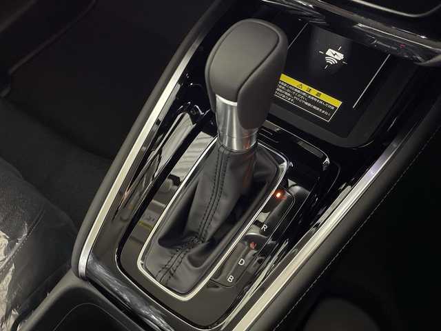 ホンダ ヴェゼル ハイブリッド e:HEV Z 神奈川県 2025(令7)年 0.1千km クリスタルブラックパール 登録済未使用車/Honda CONNECTディスプレイ/純正ナビ/純正ETC2.0車載器/フルセグ　Bluetooth　USB　AppleCarPlay　Androidauto/バックカメラ/ワイヤレス充電器/フロントグリルベルリナブラック/ホンダセンシング/衝突軽減ブレーキ/誤発進抑制機能/後方誤発進抑制機能/近距離衝突軽減ブレーキ/歩行者事故低減ステアリング/路外逸脱抑制機能/渋滞追従付アダブティブクルーズコントロール/車線維持支援システム/先行車発進お知らせ機能/標識認識機能/オートハイビーム/パーキングセンサーシステム/トラフィックジャムアシスト/アダブティブドライビングビーム/ブラインドスポットインフォメーション/前後ソナー/革巻きステアリング/パドルシフト/ステアリングヒーター/合皮/ファブリックコンビシート/前席シートバックポケット/前席シートヒーター/ダウンヒルアシストコントロール/電動パーキングブレーキ/オートブレーキホールド/プッシュスタート/スマートキー/純正18インチアルミホイール/LEDヘッド/フォグランプ