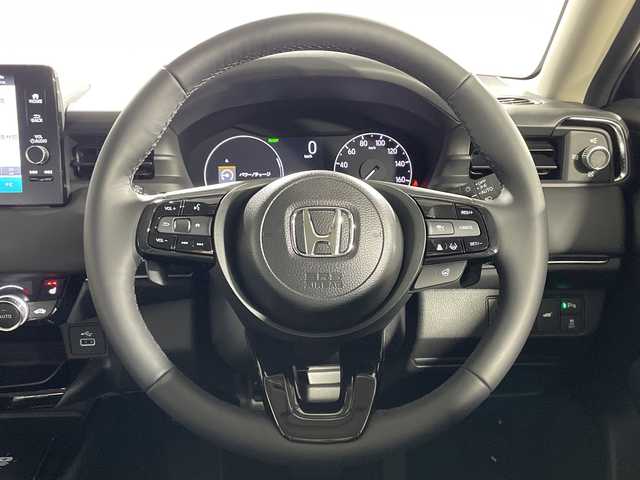 ホンダ ヴェゼル ハイブリッド e:HEV Z 神奈川県 2025(令7)年 0.1千km クリスタルブラックパール 登録済未使用車/Honda CONNECTディスプレイ/純正ナビ/純正ETC2.0車載器/フルセグ　Bluetooth　USB　AppleCarPlay　Androidauto/バックカメラ/ワイヤレス充電器/フロントグリルベルリナブラック/ホンダセンシング/衝突軽減ブレーキ/誤発進抑制機能/後方誤発進抑制機能/近距離衝突軽減ブレーキ/歩行者事故低減ステアリング/路外逸脱抑制機能/渋滞追従付アダブティブクルーズコントロール/車線維持支援システム/先行車発進お知らせ機能/標識認識機能/オートハイビーム/パーキングセンサーシステム/トラフィックジャムアシスト/アダブティブドライビングビーム/ブラインドスポットインフォメーション/前後ソナー/革巻きステアリング/パドルシフト/ステアリングヒーター/合皮/ファブリックコンビシート/前席シートバックポケット/前席シートヒーター/ダウンヒルアシストコントロール/電動パーキングブレーキ/オートブレーキホールド/プッシュスタート/スマートキー/純正18インチアルミホイール/LEDヘッド/フォグランプ