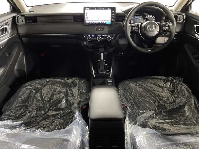 ホンダ ヴェゼル ハイブリッド e:HEV Z 神奈川県 2025(令7)年 0.1千km クリスタルブラックパール 登録済未使用車/Honda CONNECTディスプレイ/純正ナビ/純正ETC2.0車載器/フルセグ　Bluetooth　USB　AppleCarPlay　Androidauto/バックカメラ/ワイヤレス充電器/フロントグリルベルリナブラック/ホンダセンシング/衝突軽減ブレーキ/誤発進抑制機能/後方誤発進抑制機能/近距離衝突軽減ブレーキ/歩行者事故低減ステアリング/路外逸脱抑制機能/渋滞追従付アダブティブクルーズコントロール/車線維持支援システム/先行車発進お知らせ機能/標識認識機能/オートハイビーム/パーキングセンサーシステム/トラフィックジャムアシスト/アダブティブドライビングビーム/ブラインドスポットインフォメーション/前後ソナー/革巻きステアリング/パドルシフト/ステアリングヒーター/合皮/ファブリックコンビシート/前席シートバックポケット/前席シートヒーター/ダウンヒルアシストコントロール/電動パーキングブレーキ/オートブレーキホールド/プッシュスタート/スマートキー/純正18インチアルミホイール/LEDヘッド/フォグランプ