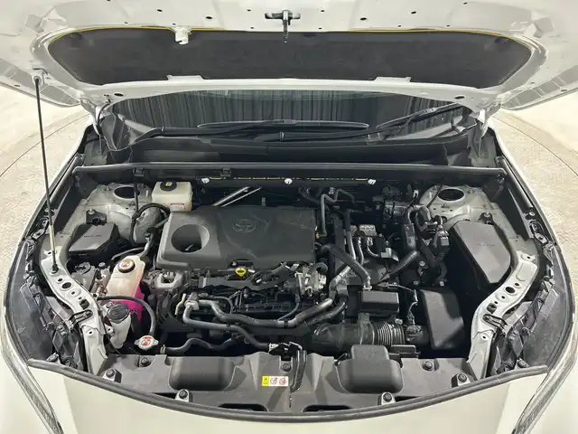 トヨタ ハリアー ハイブリッド Z レザーパッケージ 神奈川県 2023(令5)年 3.4万km プラチナホワイトパールマイカ 12.3型ディスプレイオーディオプラス/JBLプレミアムサウンド/ナビ/フルセグ　Bluetooth　USB/モデリスタエアロ【フロント/サイド/リアアンダー】/マフラー/ヘッドアップディスプレイ/デジタルインナーミラー/パワーバックドア/セーフティセンス/プリクラッシュセーフティ/レーントレーシングアシスト/レーダークルーズコントロール/アダブティブハイビームアシスト/ロードサインアシスト/カーブ速度抑制機能/ドライバー異常時対応システム/横断歩行者検知機能/低速時加速抑制機能/緊急時操舵支援/ブラインドスポットモニター/パーキングサポートブレーキ/先行車発進告知/リヤシートマインダー/後退速度抑制/革巻きステアリング/ステアリングヒーター/革シート/前席パワーシート/シートヒーター/ベンチレーション/運転席ポジションメモリー/前後ソナー/ドライブモード/ETC2.0/電動パーキングブレーキ/AVH/プッシュスタート/スマートキー/純正リアスポイラー/純正19インチアルミホイール/LEDヘッド/フォグランプ