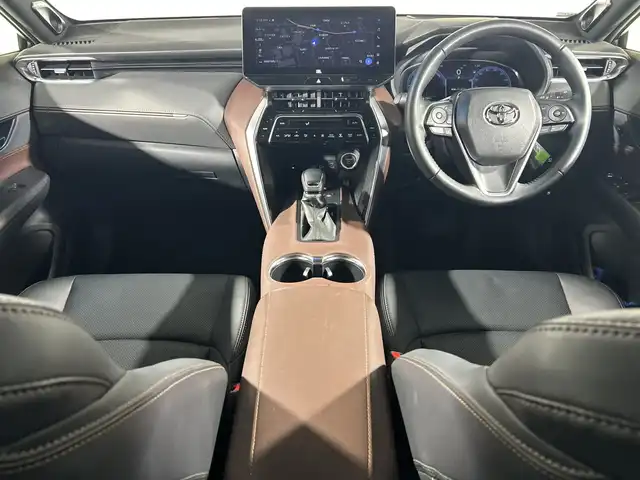 トヨタ ハリアー ハイブリッド Z レザーパッケージ 神奈川県 2023(令5)年 3.4万km プラチナホワイトパールマイカ 12.3型ディスプレイオーディオプラス/JBLプレミアムサウンド/ナビ/フルセグ　Bluetooth　USB/モデリスタエアロ【フロント/サイド/リアアンダー】/マフラー/ヘッドアップディスプレイ/デジタルインナーミラー/パワーバックドア/セーフティセンス/プリクラッシュセーフティ/レーントレーシングアシスト/レーダークルーズコントロール/アダブティブハイビームアシスト/ロードサインアシスト/カーブ速度抑制機能/ドライバー異常時対応システム/横断歩行者検知機能/低速時加速抑制機能/緊急時操舵支援/ブラインドスポットモニター/パーキングサポートブレーキ/先行車発進告知/リヤシートマインダー/後退速度抑制/革巻きステアリング/ステアリングヒーター/革シート/前席パワーシート/シートヒーター/ベンチレーション/運転席ポジションメモリー/前後ソナー/ドライブモード/ETC2.0/電動パーキングブレーキ/AVH/プッシュスタート/スマートキー/純正リアスポイラー/純正19インチアルミホイール/LEDヘッド/フォグランプ