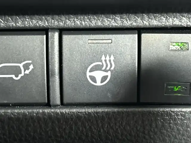 トヨタ ハリアー ハイブリッド Z レザーパッケージ 神奈川県 2023(令5)年 3.4万km プラチナホワイトパールマイカ 12.3型ディスプレイオーディオプラス/JBLプレミアムサウンド/ナビ/フルセグ　Bluetooth　USB/モデリスタエアロ【フロント/サイド/リアアンダー】/マフラー/ヘッドアップディスプレイ/デジタルインナーミラー/パワーバックドア/セーフティセンス/プリクラッシュセーフティ/レーントレーシングアシスト/レーダークルーズコントロール/アダブティブハイビームアシスト/ロードサインアシスト/カーブ速度抑制機能/ドライバー異常時対応システム/横断歩行者検知機能/低速時加速抑制機能/緊急時操舵支援/ブラインドスポットモニター/パーキングサポートブレーキ/先行車発進告知/リヤシートマインダー/後退速度抑制/革巻きステアリング/ステアリングヒーター/革シート/前席パワーシート/シートヒーター/ベンチレーション/運転席ポジションメモリー/前後ソナー/ドライブモード/ETC2.0/電動パーキングブレーキ/AVH/プッシュスタート/スマートキー/純正リアスポイラー/純正19インチアルミホイール/LEDヘッド/フォグランプ