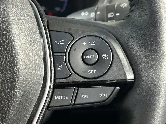 トヨタ ハリアー ハイブリッド Z レザーパッケージ 神奈川県 2023(令5)年 3.4万km プラチナホワイトパールマイカ 12.3型ディスプレイオーディオプラス/JBLプレミアムサウンド/ナビ/フルセグ　Bluetooth　USB/モデリスタエアロ【フロント/サイド/リアアンダー】/マフラー/ヘッドアップディスプレイ/デジタルインナーミラー/パワーバックドア/セーフティセンス/プリクラッシュセーフティ/レーントレーシングアシスト/レーダークルーズコントロール/アダブティブハイビームアシスト/ロードサインアシスト/カーブ速度抑制機能/ドライバー異常時対応システム/横断歩行者検知機能/低速時加速抑制機能/緊急時操舵支援/ブラインドスポットモニター/パーキングサポートブレーキ/先行車発進告知/リヤシートマインダー/後退速度抑制/革巻きステアリング/ステアリングヒーター/革シート/前席パワーシート/シートヒーター/ベンチレーション/運転席ポジションメモリー/前後ソナー/ドライブモード/ETC2.0/電動パーキングブレーキ/AVH/プッシュスタート/スマートキー/純正リアスポイラー/純正19インチアルミホイール/LEDヘッド/フォグランプ