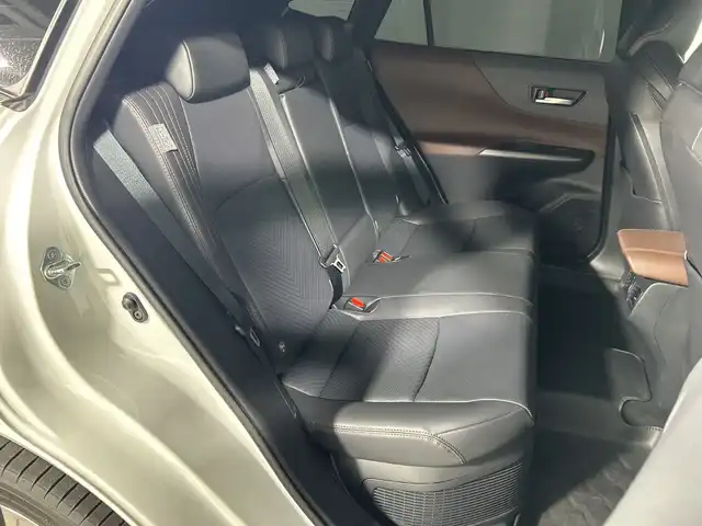 トヨタ ハリアー ハイブリッド Z レザーパッケージ 神奈川県 2023(令5)年 3.4万km プラチナホワイトパールマイカ 12.3型ディスプレイオーディオプラス/JBLプレミアムサウンド/ナビ/フルセグ　Bluetooth　USB/モデリスタエアロ【フロント/サイド/リアアンダー】/マフラー/ヘッドアップディスプレイ/デジタルインナーミラー/パワーバックドア/セーフティセンス/プリクラッシュセーフティ/レーントレーシングアシスト/レーダークルーズコントロール/アダブティブハイビームアシスト/ロードサインアシスト/カーブ速度抑制機能/ドライバー異常時対応システム/横断歩行者検知機能/低速時加速抑制機能/緊急時操舵支援/ブラインドスポットモニター/パーキングサポートブレーキ/先行車発進告知/リヤシートマインダー/後退速度抑制/革巻きステアリング/ステアリングヒーター/革シート/前席パワーシート/シートヒーター/ベンチレーション/運転席ポジションメモリー/前後ソナー/ドライブモード/ETC2.0/電動パーキングブレーキ/AVH/プッシュスタート/スマートキー/純正リアスポイラー/純正19インチアルミホイール/LEDヘッド/フォグランプ