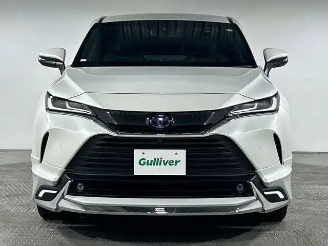 トヨタ ハリアー ハイブリッド Z レザーパッケージ 神奈川県 2023(令5)年 3.4万km プラチナホワイトパールマイカ 12.3型ディスプレイオーディオプラス/JBLプレミアムサウンド/ナビ/フルセグ　Bluetooth　USB/モデリスタエアロ【フロント/サイド/リアアンダー】/マフラー/ヘッドアップディスプレイ/デジタルインナーミラー/パワーバックドア/セーフティセンス/プリクラッシュセーフティ/レーントレーシングアシスト/レーダークルーズコントロール/アダブティブハイビームアシスト/ロードサインアシスト/カーブ速度抑制機能/ドライバー異常時対応システム/横断歩行者検知機能/低速時加速抑制機能/緊急時操舵支援/ブラインドスポットモニター/パーキングサポートブレーキ/先行車発進告知/リヤシートマインダー/後退速度抑制/革巻きステアリング/ステアリングヒーター/革シート/前席パワーシート/シートヒーター/ベンチレーション/運転席ポジションメモリー/前後ソナー/ドライブモード/ETC2.0/電動パーキングブレーキ/AVH/プッシュスタート/スマートキー/純正リアスポイラー/純正19インチアルミホイール/LEDヘッド/フォグランプ