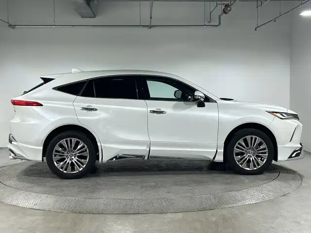 トヨタ ハリアー ハイブリッド Z レザーパッケージ 神奈川県 2023(令5)年 3.4万km プラチナホワイトパールマイカ 12.3型ディスプレイオーディオプラス/JBLプレミアムサウンド/ナビ/フルセグ　Bluetooth　USB/モデリスタエアロ【フロント/サイド/リアアンダー】/マフラー/ヘッドアップディスプレイ/デジタルインナーミラー/パワーバックドア/セーフティセンス/プリクラッシュセーフティ/レーントレーシングアシスト/レーダークルーズコントロール/アダブティブハイビームアシスト/ロードサインアシスト/カーブ速度抑制機能/ドライバー異常時対応システム/横断歩行者検知機能/低速時加速抑制機能/緊急時操舵支援/ブラインドスポットモニター/パーキングサポートブレーキ/先行車発進告知/リヤシートマインダー/後退速度抑制/革巻きステアリング/ステアリングヒーター/革シート/前席パワーシート/シートヒーター/ベンチレーション/運転席ポジションメモリー/前後ソナー/ドライブモード/ETC2.0/電動パーキングブレーキ/AVH/プッシュスタート/スマートキー/純正リアスポイラー/純正19インチアルミホイール/LEDヘッド/フォグランプ