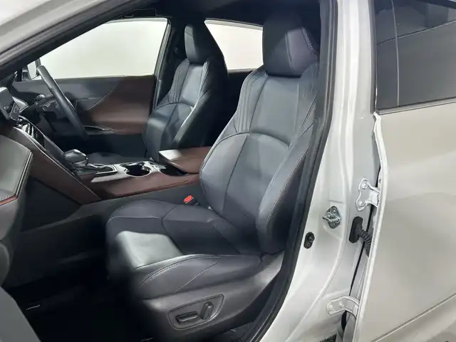 トヨタ ハリアー ハイブリッド Z レザーパッケージ 神奈川県 2023(令5)年 3.4万km プラチナホワイトパールマイカ 12.3型ディスプレイオーディオプラス/JBLプレミアムサウンド/ナビ/フルセグ　Bluetooth　USB/モデリスタエアロ【フロント/サイド/リアアンダー】/マフラー/ヘッドアップディスプレイ/デジタルインナーミラー/パワーバックドア/セーフティセンス/プリクラッシュセーフティ/レーントレーシングアシスト/レーダークルーズコントロール/アダブティブハイビームアシスト/ロードサインアシスト/カーブ速度抑制機能/ドライバー異常時対応システム/横断歩行者検知機能/低速時加速抑制機能/緊急時操舵支援/ブラインドスポットモニター/パーキングサポートブレーキ/先行車発進告知/リヤシートマインダー/後退速度抑制/革巻きステアリング/ステアリングヒーター/革シート/前席パワーシート/シートヒーター/ベンチレーション/運転席ポジションメモリー/前後ソナー/ドライブモード/ETC2.0/電動パーキングブレーキ/AVH/プッシュスタート/スマートキー/純正リアスポイラー/純正19インチアルミホイール/LEDヘッド/フォグランプ