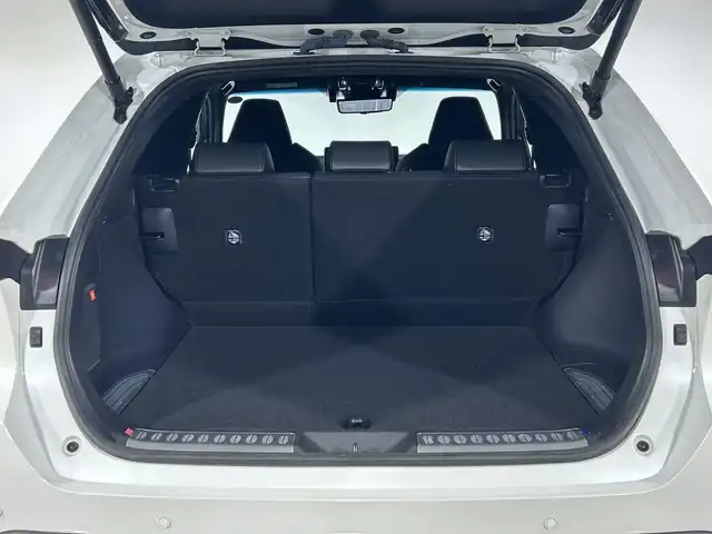 トヨタ ハリアー ハイブリッド Z レザーパッケージ 神奈川県 2023(令5)年 3.4万km プラチナホワイトパールマイカ 12.3型ディスプレイオーディオプラス/JBLプレミアムサウンド/ナビ/フルセグ　Bluetooth　USB/モデリスタエアロ【フロント/サイド/リアアンダー】/マフラー/ヘッドアップディスプレイ/デジタルインナーミラー/パワーバックドア/セーフティセンス/プリクラッシュセーフティ/レーントレーシングアシスト/レーダークルーズコントロール/アダブティブハイビームアシスト/ロードサインアシスト/カーブ速度抑制機能/ドライバー異常時対応システム/横断歩行者検知機能/低速時加速抑制機能/緊急時操舵支援/ブラインドスポットモニター/パーキングサポートブレーキ/先行車発進告知/リヤシートマインダー/後退速度抑制/革巻きステアリング/ステアリングヒーター/革シート/前席パワーシート/シートヒーター/ベンチレーション/運転席ポジションメモリー/前後ソナー/ドライブモード/ETC2.0/電動パーキングブレーキ/AVH/プッシュスタート/スマートキー/純正リアスポイラー/純正19インチアルミホイール/LEDヘッド/フォグランプ