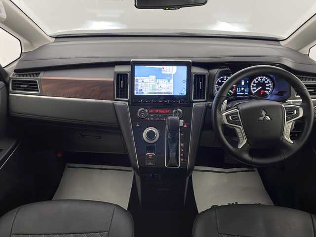 三菱 デリカＤ：５ ジャスパー 宮崎県 2023(令5)年 1.2万km グラファイトグレーメタリック/ブラックマイカ 禁煙車/衝突被害軽減ブレーキ/純正10.1型ナビ/（CD/DVD/Bluetooth/MSV/HDMI/AUX)/純正LEDオートライト/純正LEDフォグ/純正18インチアルミ/純正フロアマット/社外革調シートカバー/社外ドライブレコーダー/両側電動スライドドア/パワーバックドア/アダプティブクルーズコントロール/レーンディパーチャーアラート/ブラインドスポットモニター/パノラミックビューモニター/電子パーキング/オートホールド/クリアランスソナー/パドルシフト/ステアリングヒーター/デュアルオートエアコン/本革巻ハンドル/運転席パワーシート/前席シートヒーター/スマートキー/プッシュエンジンスタート/新車時保証書/取扱い説明書