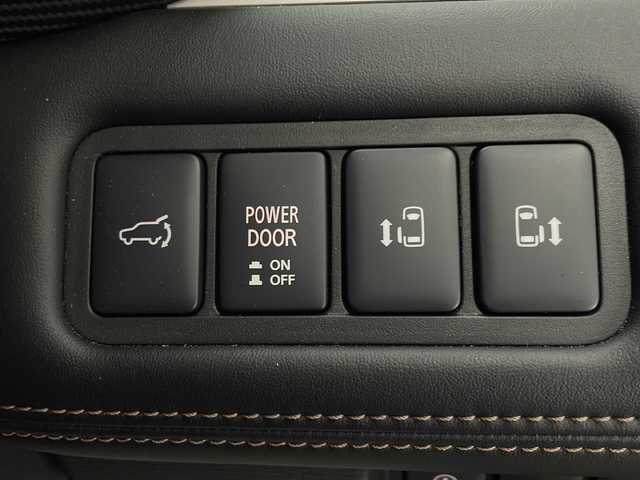 三菱 デリカＤ：５ ジャスパー 宮崎県 2023(令5)年 1.2万km グラファイトグレーメタリック/ブラックマイカ 禁煙車/衝突被害軽減ブレーキ/純正10.1型ナビ/（CD/DVD/Bluetooth/MSV/HDMI/AUX)/純正LEDオートライト/純正LEDフォグ/純正18インチアルミ/純正フロアマット/社外革調シートカバー/社外ドライブレコーダー/両側電動スライドドア/パワーバックドア/アダプティブクルーズコントロール/レーンディパーチャーアラート/ブラインドスポットモニター/パノラミックビューモニター/電子パーキング/オートホールド/クリアランスソナー/パドルシフト/ステアリングヒーター/デュアルオートエアコン/本革巻ハンドル/運転席パワーシート/前席シートヒーター/スマートキー/プッシュエンジンスタート/新車時保証書/取扱い説明書