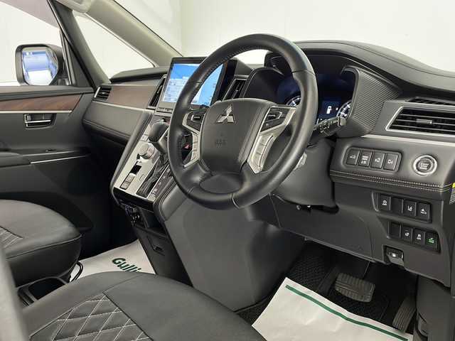 三菱 デリカＤ：５ ジャスパー 宮崎県 2023(令5)年 1.2万km グラファイトグレーメタリック/ブラックマイカ 禁煙車/衝突被害軽減ブレーキ/純正10.1型ナビ/（CD/DVD/Bluetooth/MSV/HDMI/AUX)/純正LEDオートライト/純正LEDフォグ/純正18インチアルミ/純正フロアマット/社外革調シートカバー/社外ドライブレコーダー/両側電動スライドドア/パワーバックドア/アダプティブクルーズコントロール/レーンディパーチャーアラート/ブラインドスポットモニター/パノラミックビューモニター/電子パーキング/オートホールド/クリアランスソナー/パドルシフト/ステアリングヒーター/デュアルオートエアコン/本革巻ハンドル/運転席パワーシート/前席シートヒーター/スマートキー/プッシュエンジンスタート/新車時保証書/取扱い説明書