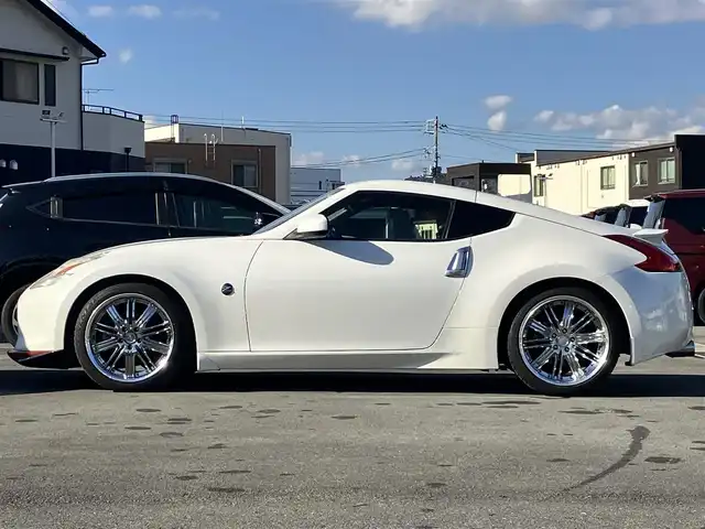 日産 フェアレディ Ｚ バージョンT 静岡県 2011(平23)年 10万km ブリリアントホワイトパール HKSハイパフォーマンスエキゾーストマフラー/WORK Varianza19インチアルミホイール /純正ナビ（CD/フルセグ）/バックカメラ/ドライブレコーダー前後/ETC/パドルシフト/エンジンスタートボタン/パワーステアリング/パワーウィンドウ/スマートキー/オートエアコン/フロアマット/D席N席パワーシート/D席N席シートヒーター/ハーフレザーシート（本革＆布）/フロントエアロ/ABS/横滑り防止装置/オートライト/キセノン/W+サイドエアバッグ/BOSE/ブルーレンズミラー