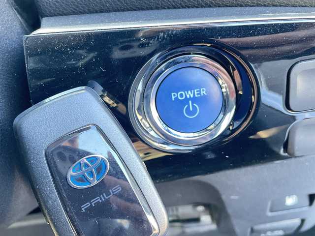 トヨタ プリウス E 千葉県 2017(平29)年 6.8万km シルバーM 純正ナビ/・NSCD-W66/・CD/BT/ワンセグ/バックカメラ/レーダークルーズコントロール/ビルトインETC/LDA/スペアキー/LEDヘッドライト/オートライト