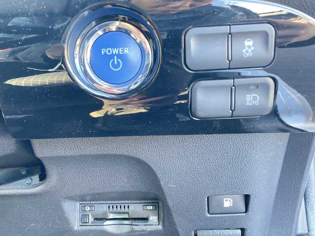 トヨタ プリウス E 千葉県 2017(平29)年 6.8万km シルバーM 純正ナビ/・NSCD-W66/・CD/BT/ワンセグ/バックカメラ/レーダークルーズコントロール/ビルトインETC/LDA/スペアキー/LEDヘッドライト/オートライト