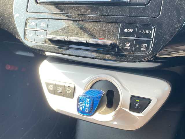 トヨタ プリウス E 千葉県 2017(平29)年 6.8万km シルバーM 純正ナビ/・NSCD-W66/・CD/BT/ワンセグ/バックカメラ/レーダークルーズコントロール/ビルトインETC/LDA/スペアキー/LEDヘッドライト/オートライト