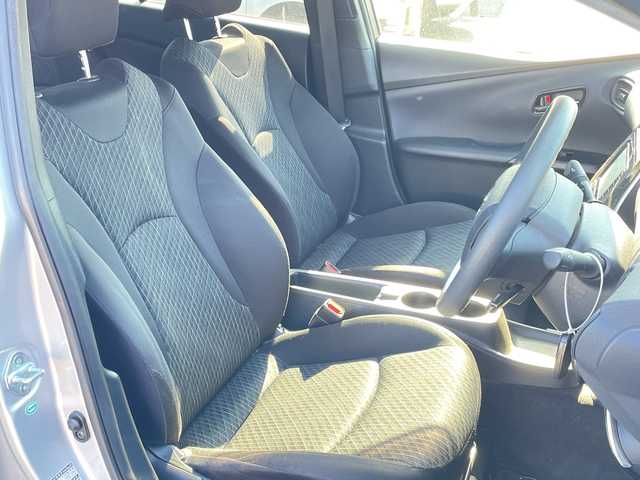 トヨタ プリウス E 千葉県 2017(平29)年 6.8万km シルバーM 純正ナビ/・NSCD-W66/・CD/BT/ワンセグ/バックカメラ/レーダークルーズコントロール/ビルトインETC/LDA/スペアキー/LEDヘッドライト/オートライト