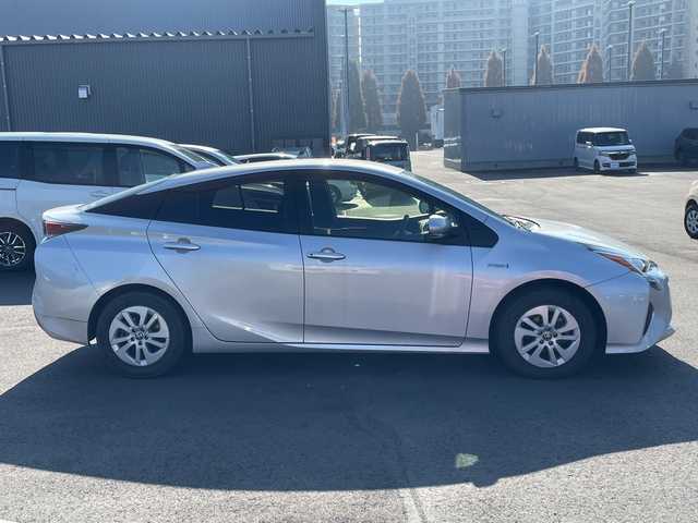 トヨタ プリウス E 千葉県 2017(平29)年 6.8万km シルバーM 純正ナビ/・NSCD-W66/・CD/BT/ワンセグ/バックカメラ/レーダークルーズコントロール/ビルトインETC/LDA/スペアキー/LEDヘッドライト/オートライト