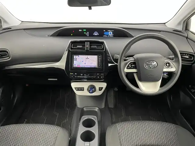 トヨタ プリウス E 千葉県 2017(平29)年 6.8万km シルバーM 純正ナビ/・NSCD-W66/・CD/BT/ワンセグ/バックカメラ/レーダークルーズコントロール/ビルトインETC/LDA/スペアキー/LEDヘッドライト/オートライト