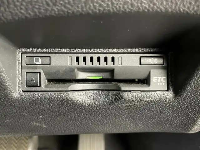 トヨタ プリウス E 千葉県 2017(平29)年 6.8万km シルバーM 純正ナビ/・NSCD-W66/・CD/BT/ワンセグ/バックカメラ/レーダークルーズコントロール/ビルトインETC/LDA/スペアキー/LEDヘッドライト/オートライト