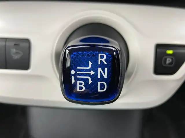 トヨタ プリウス E 千葉県 2017(平29)年 6.8万km シルバーM 純正ナビ/・NSCD-W66/・CD/BT/ワンセグ/バックカメラ/レーダークルーズコントロール/ビルトインETC/LDA/スペアキー/LEDヘッドライト/オートライト