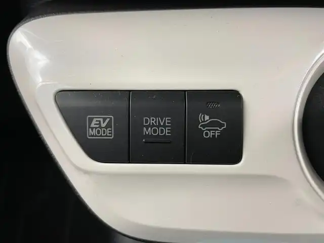 トヨタ プリウス E 千葉県 2017(平29)年 6.8万km シルバーM 純正ナビ/・NSCD-W66/・CD/BT/ワンセグ/バックカメラ/レーダークルーズコントロール/ビルトインETC/LDA/スペアキー/LEDヘッドライト/オートライト