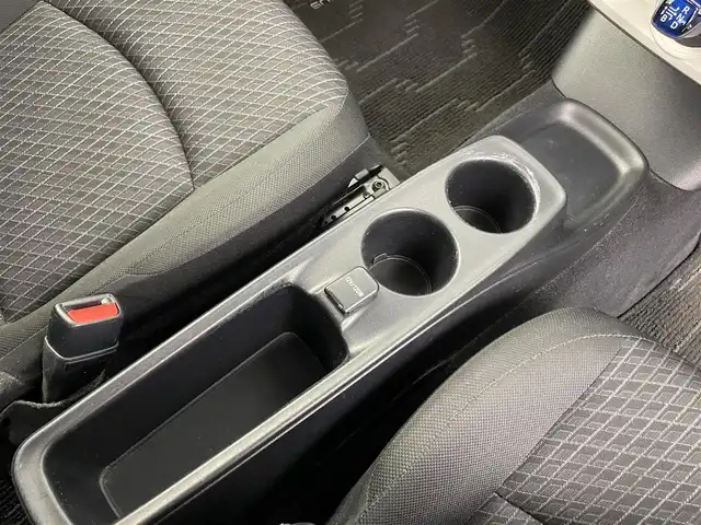 トヨタ プリウス E 千葉県 2017(平29)年 6.8万km シルバーM 純正ナビ/・NSCD-W66/・CD/BT/ワンセグ/バックカメラ/レーダークルーズコントロール/ビルトインETC/LDA/スペアキー/LEDヘッドライト/オートライト